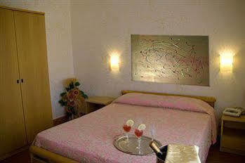 Hotel Ristorante Solari Бриатико Екстериор снимка